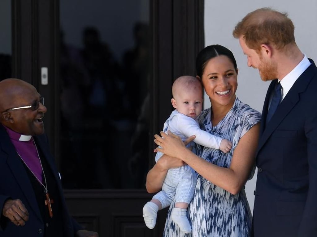 Der kleine Archie mit seinen strahlenden Eltern bei Desmond Tutu. Foto: Toby Melville/PA Wire