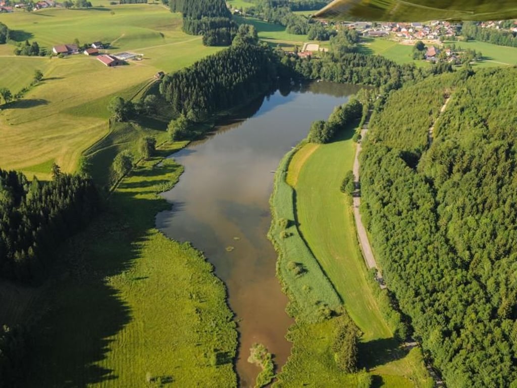 Rund um Isny im Allgäu führt ein barrierefreies Wegenetz mit insgesamt knapp 18 Kilometern Länge, vorbei an Weihern und Moorflächen. Foto: Erhard Bolender/Isny Marketing GmbH