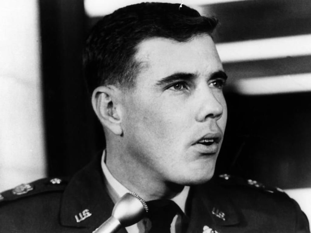 Der Hubschrauberpilot Hugh C. Thompson nach seiner Aussage im Pentagon zu dem Massaker von My Lai am 04.12.1969. Foto: UPI