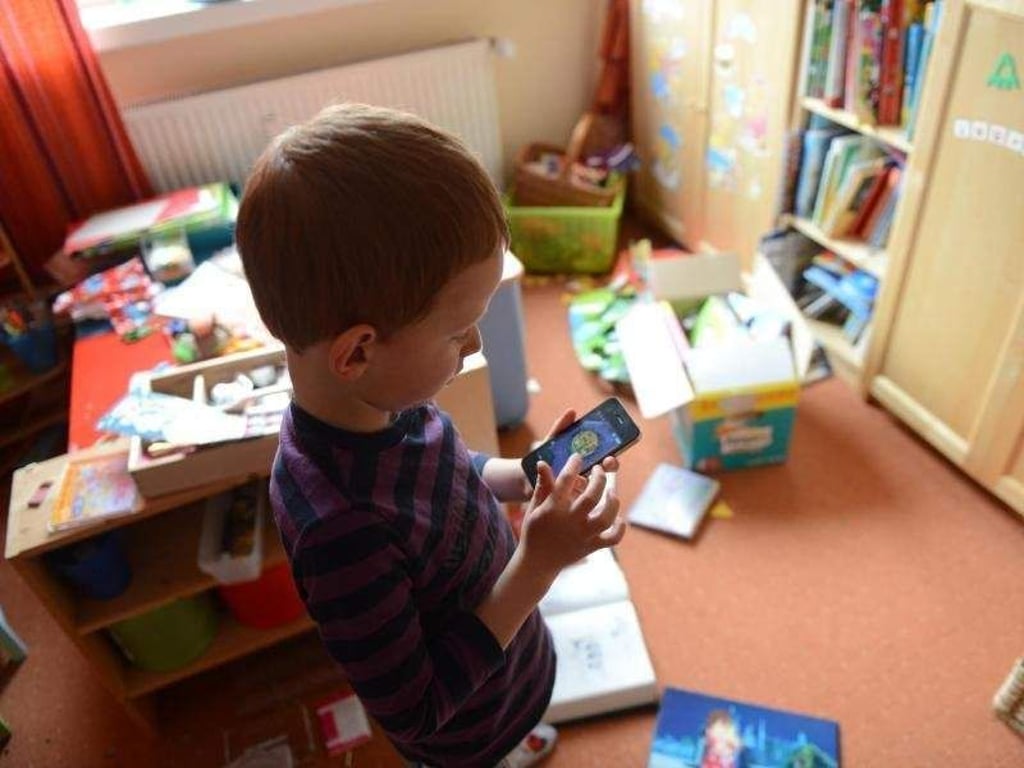Ein Smartphone wünschen sich viele Kinder. Sie nutzen es meist zum Telefonieren oder Nachrichten schicken. Foto: Jens Kalaene