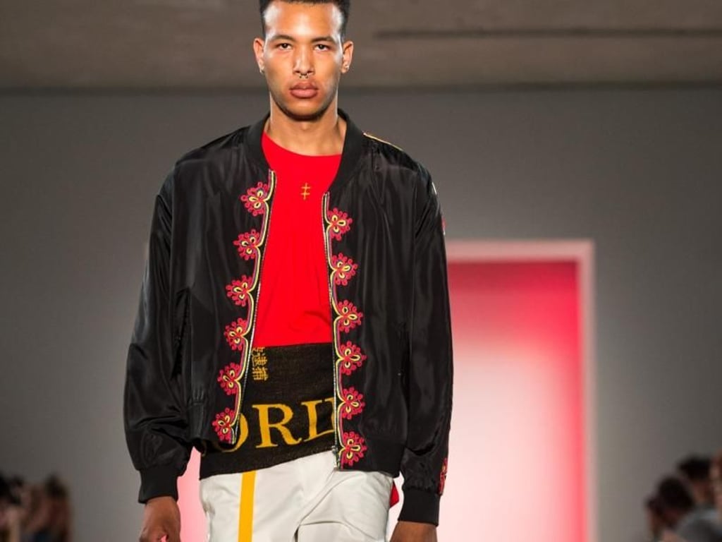 Das Label «Atelier About» schickte seine Male-Models mit weißen Shorts über den Laufsteg. Foto: Monika Skolimowska