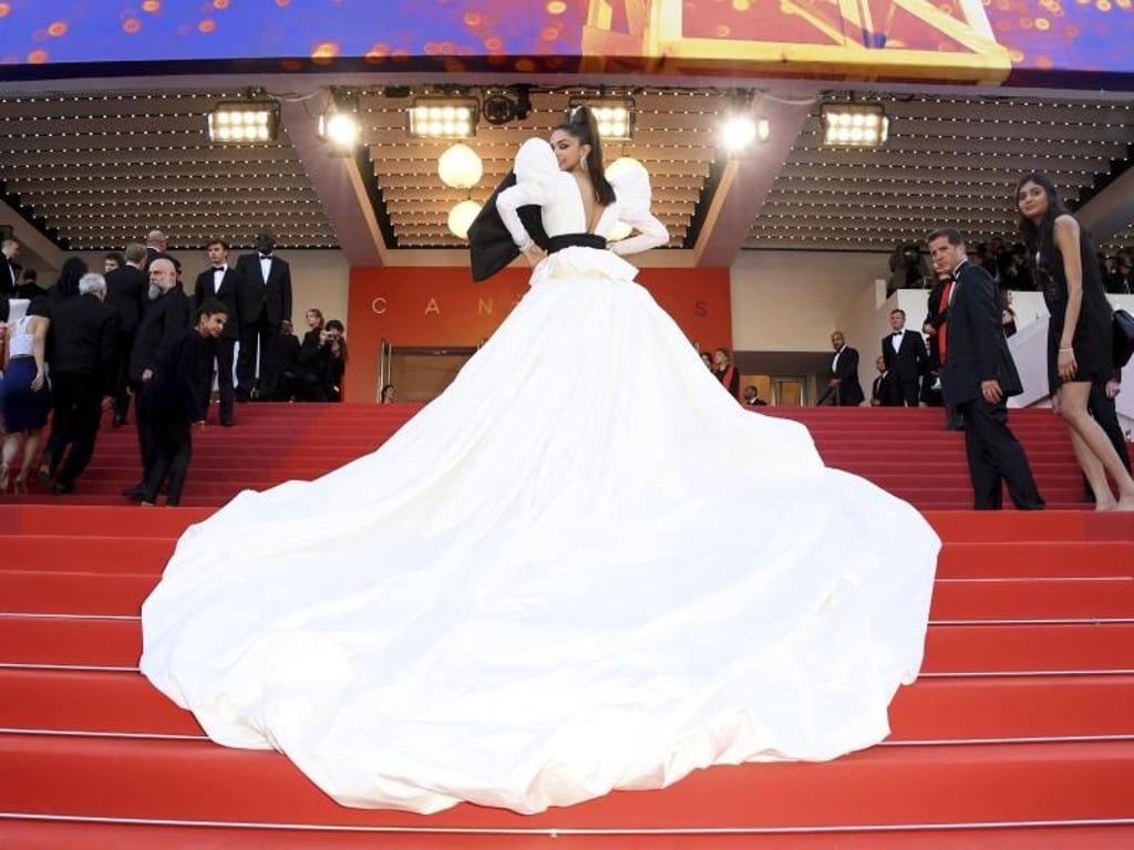 Die Schleppe der indischen Schauspielerin Deepika Padukone ist lang - sehr lang. Foto: Arthur Mola/Invision/AP