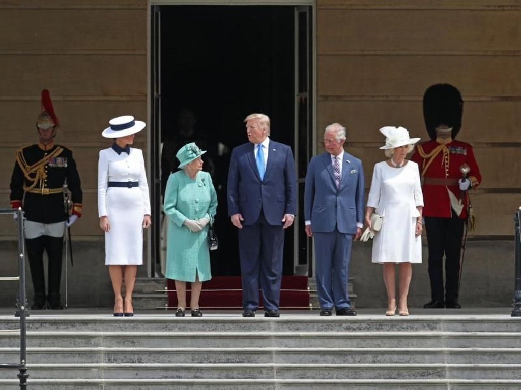 Donald Trump mit Frau Melania, Prinz Charles und Camilla und natürlich Queen Elizabeth II. vor dem Buckingham Palace. Foto: Yui Mok/PA Wire
