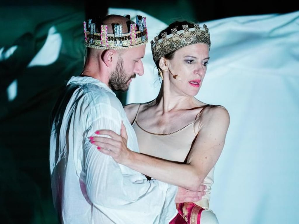 Moritz Grove als Gunther und Inga Busch als Brünhild in dem Stück «Überwältigung». Foto: Uwe Anspach