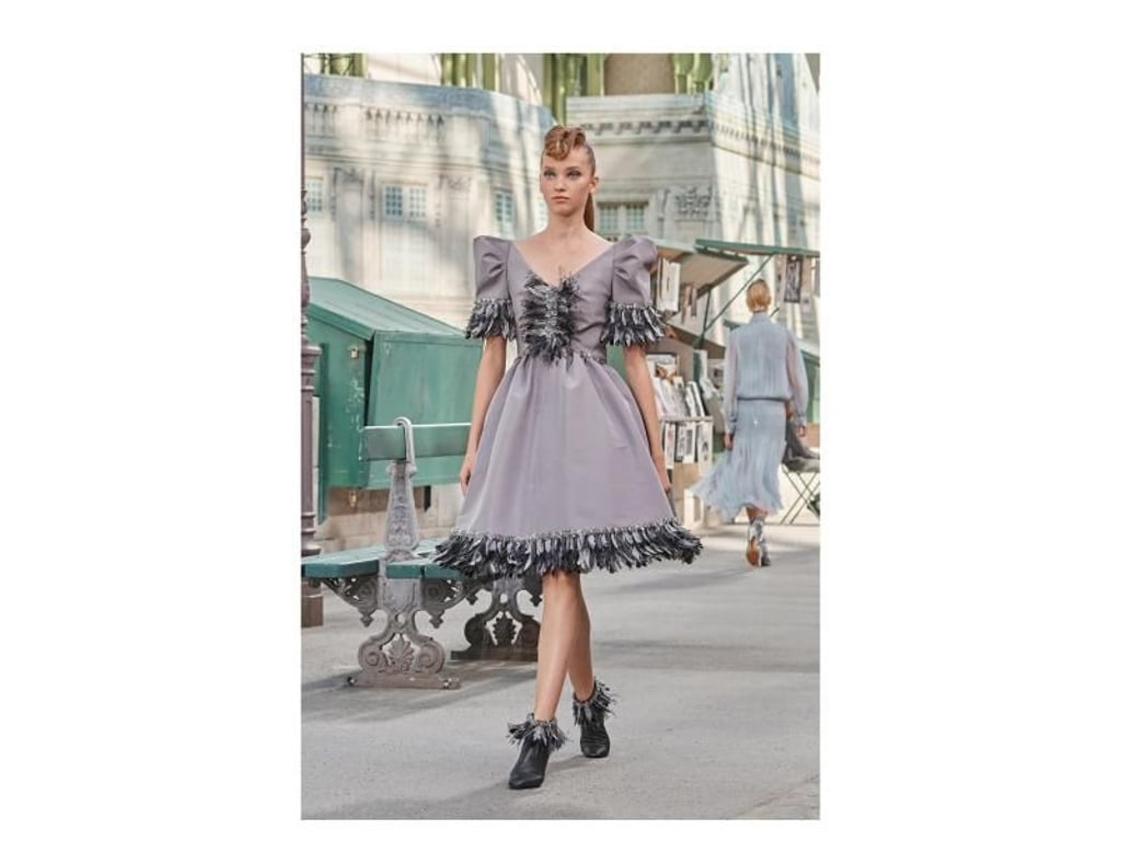 Chanel machte bei der Haute-Couture-Präsentation den Trend vor und verzierte Kleid und Schuhe mondän mit Federn (Preis auf Anfrage). Foto: Chanel