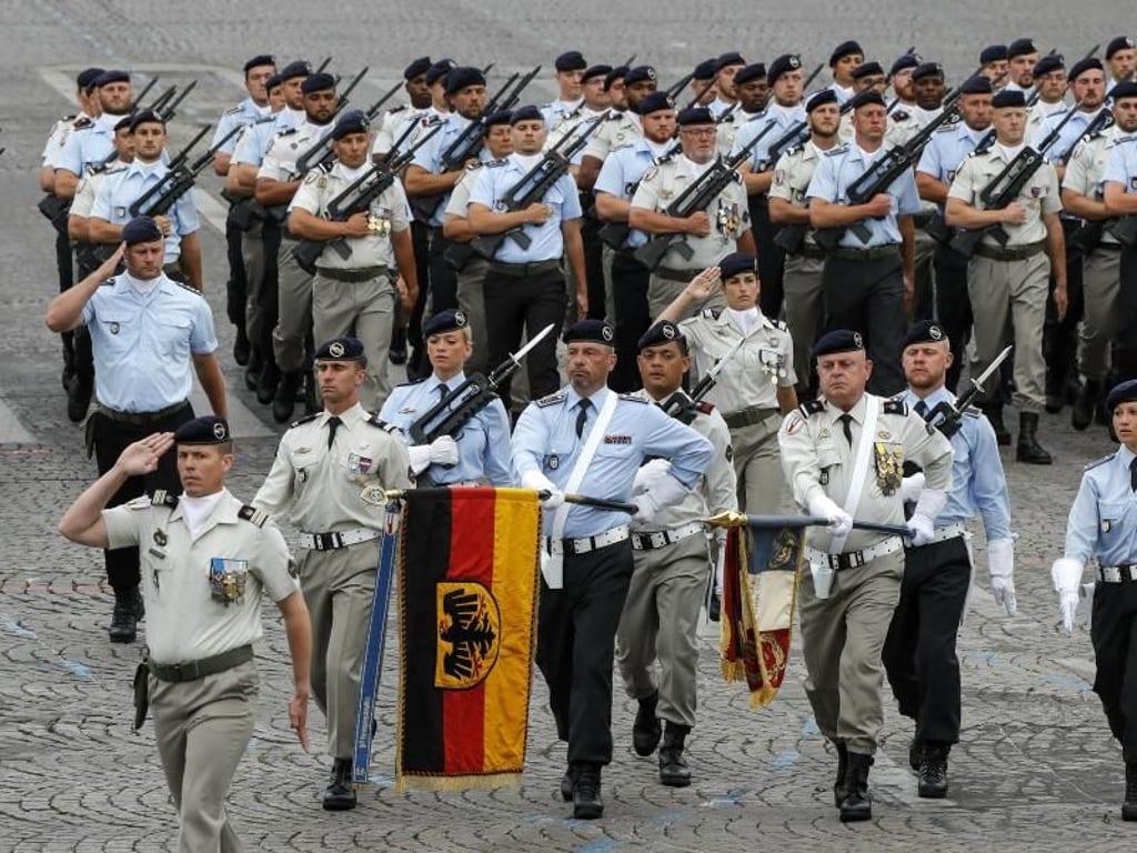 Die Deutsch-Französische Brigade marschiert auf der Prachtstraße Champs-Élysées zur Feier des französischen Nationalfeiertags. Foto: Michel Euler/AP