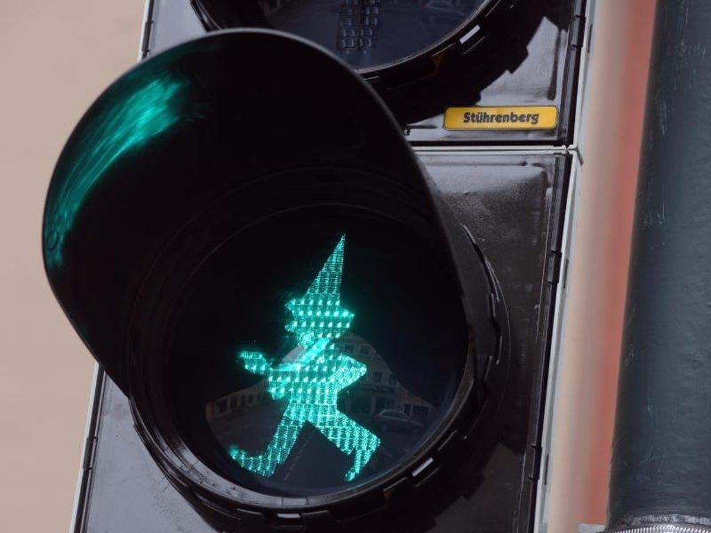 Nur wenn Kasperl läuft, sollen die Augsburger die Straße queren. Foto: Stefan Puchner
