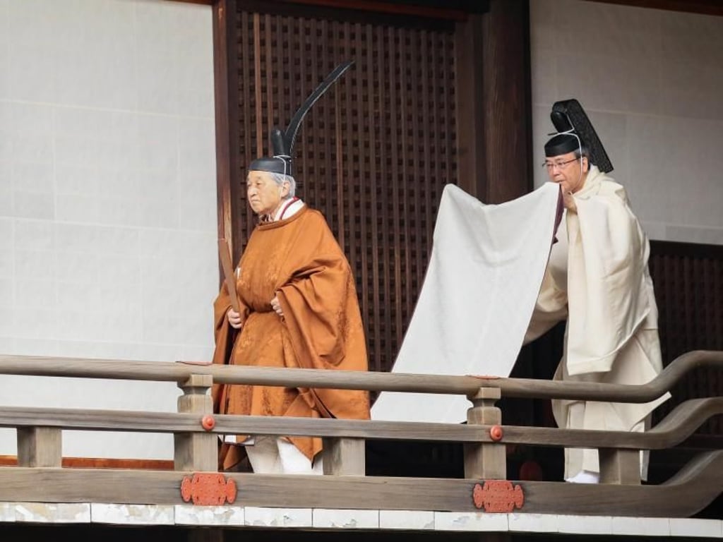 Kaiser Akihito geht im Kaiserpalast zu einem Ritual, um seine Abdankung mitzuteilen. Foto: Japan Pool/AP