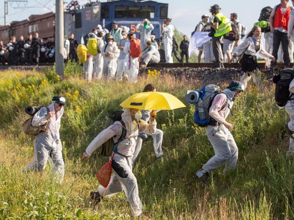 Am Freitag besetzten Aktivisten die Gleise einer Kohle-Transportbahn. Foto: Christoph Reichwein