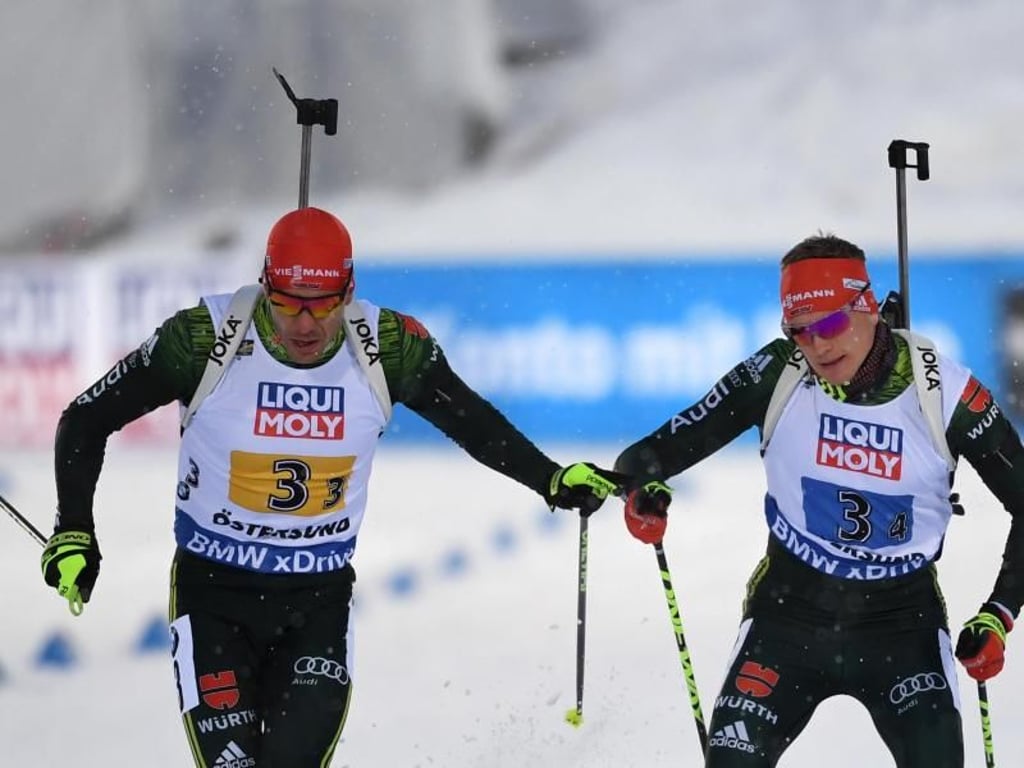 Deutschlands Arnd Peiffer (l) übergibt bei der Mixed-Staffel an Schlussläufer Benedikt Doll. Foto: Sven Hoppe
