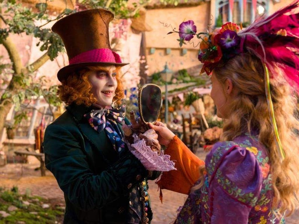 Mia Wasikowska als Alice und Johnny Depp in einer Szene aus dem Film «Alice im Wunderland 2: Hinter den Spiegeln». Foto: Peter Mountain/Disney Enterprises