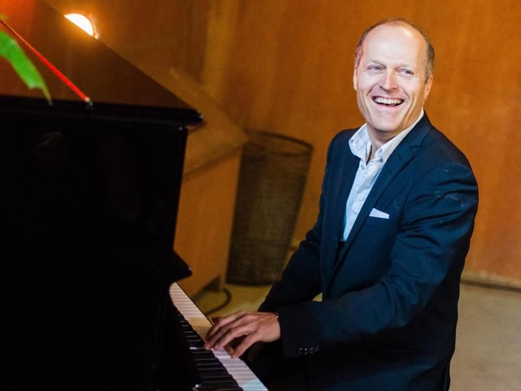 Joja Wendt spielt im Elefantenhaus den «Baby Elephant Walk» von Henry Mancini. Foto: Daniel Bockwoldt
