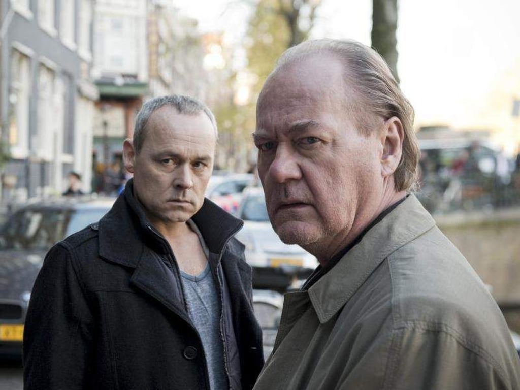 Bruno van Leeuwen (Peter Haber, r) und Anton Gallo (Marcel Hensema) rollen gemeinsam einen alten Fall wieder auf. Foto: Martin Valentin Menke/ZDF