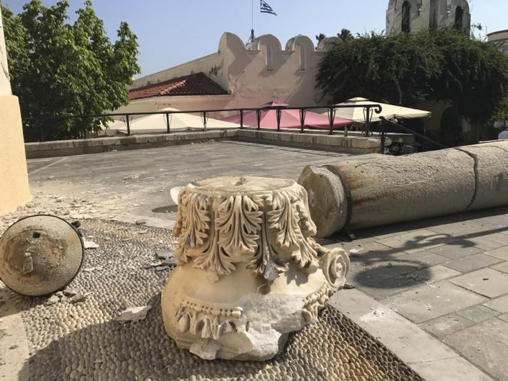 Eine umgestürzte Säule an einer beschädigten Kirche auf Kos. Foto: Michael Probst