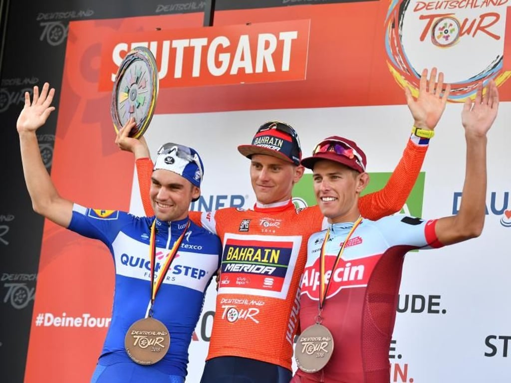 Matej Mohoric (M), Nils Politt (r) und Maximilian Schachmann (l) freuen sich nach der Deutschland-Tour auf dem Podium. Foto: Bernd Thissen