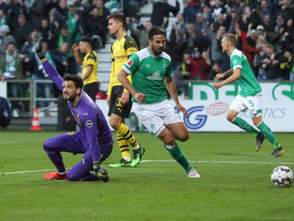 Claudio Pizarro (M) schiebt zum 2:2 für Werder ein - BVB-Keeper Roman Bürki ist geschlagen. Foto: Friso Gentsch