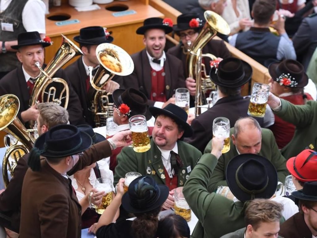 Nach dem Umzug gibt es erst einmal eine Stärkung. Foto: Andreas Gebert