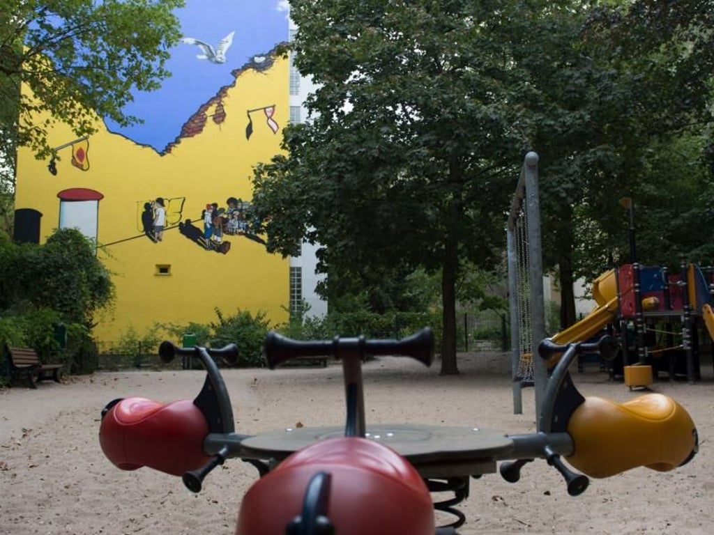 Ein Wandbild an einem Spielplatz in der Schöneberger Motzstraße erinnert an eine bekannte Szene aus dem bis heute beliebten Kinderbuch «Emil und die Detektive». Foto: Lisa Ducret
