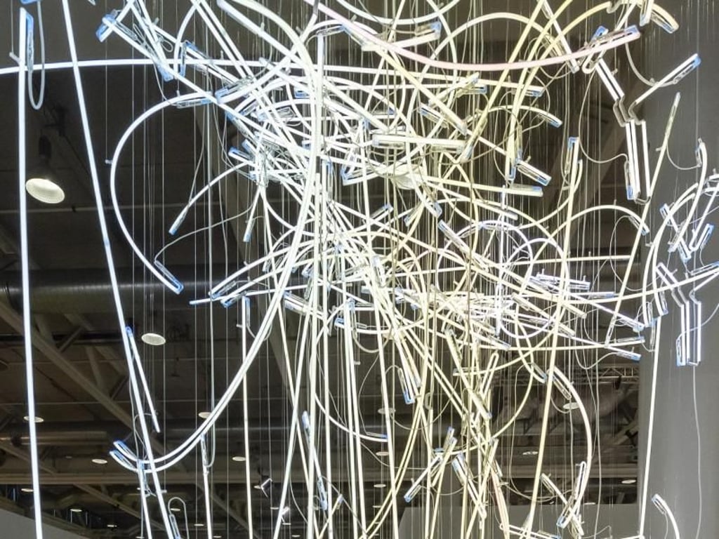 Raumgreifende Licht-Installation: «Neon Forms» (2015) von Cerith Wyn Evans. Foto: Georgios Kefalas/KEYSTONE