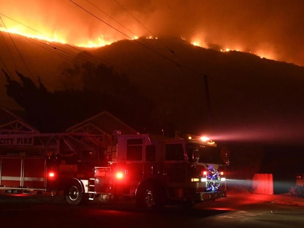 Die Feuerwehr im Kampf gegen Buschfeuer in Ventura. Foto: Gene Blevins