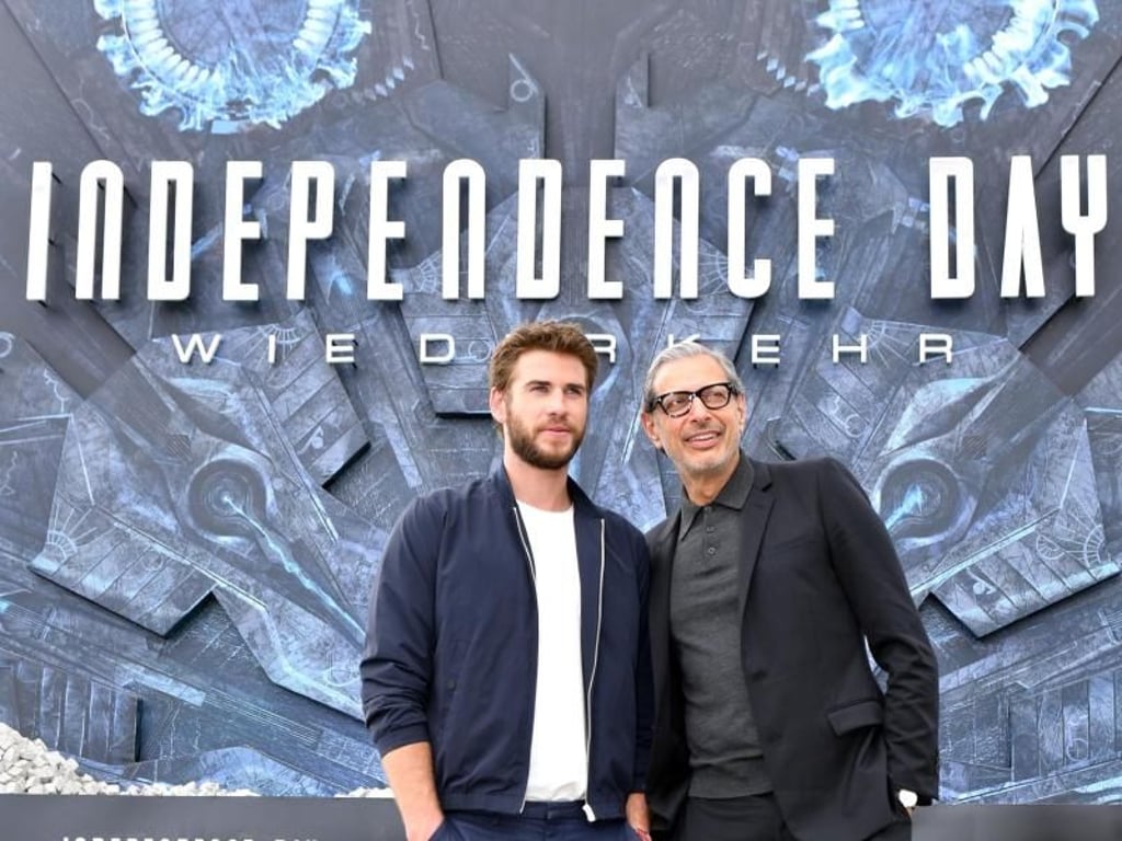 Liam Hemsworth (l) und Jeff Goldblum kämpfen in «Independence Day: Wiederkehr» gegen bösartige Aliens. Foto: Jens Kalaene
