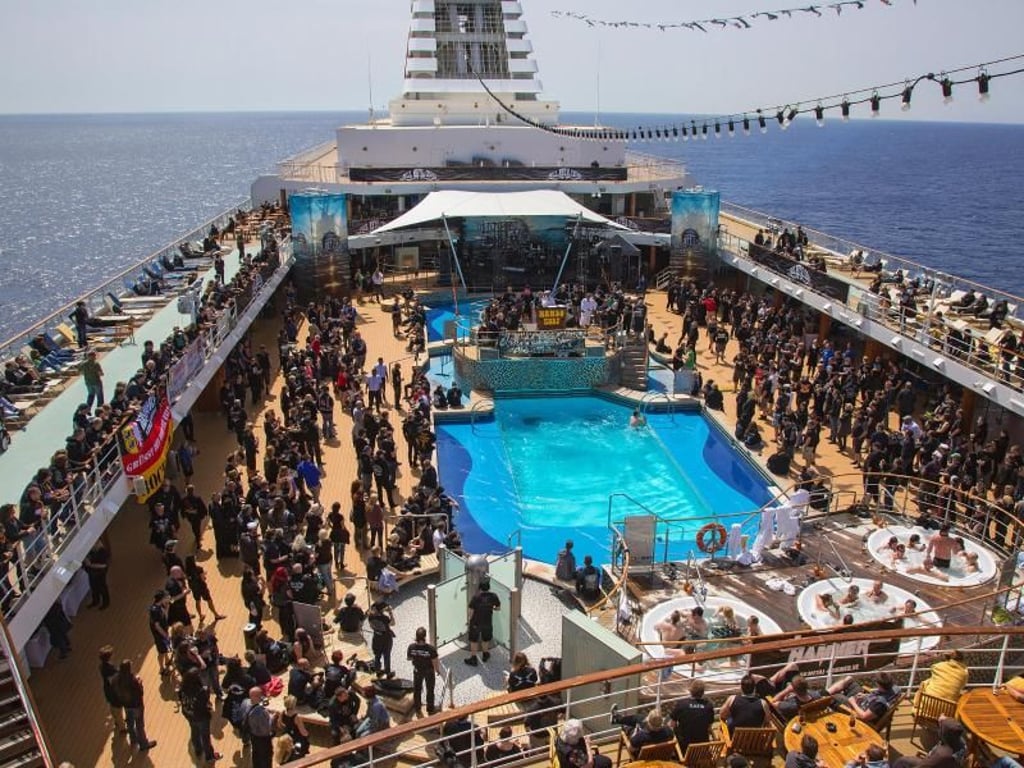 So viele schwarz gekleidete Menschen sind auf Kreuzfahrtschiffen wohl nie unterwegs - Reederei und Crew freuen sich über eine überaus friedvolle Fahrt. Foto: TUI Cruises