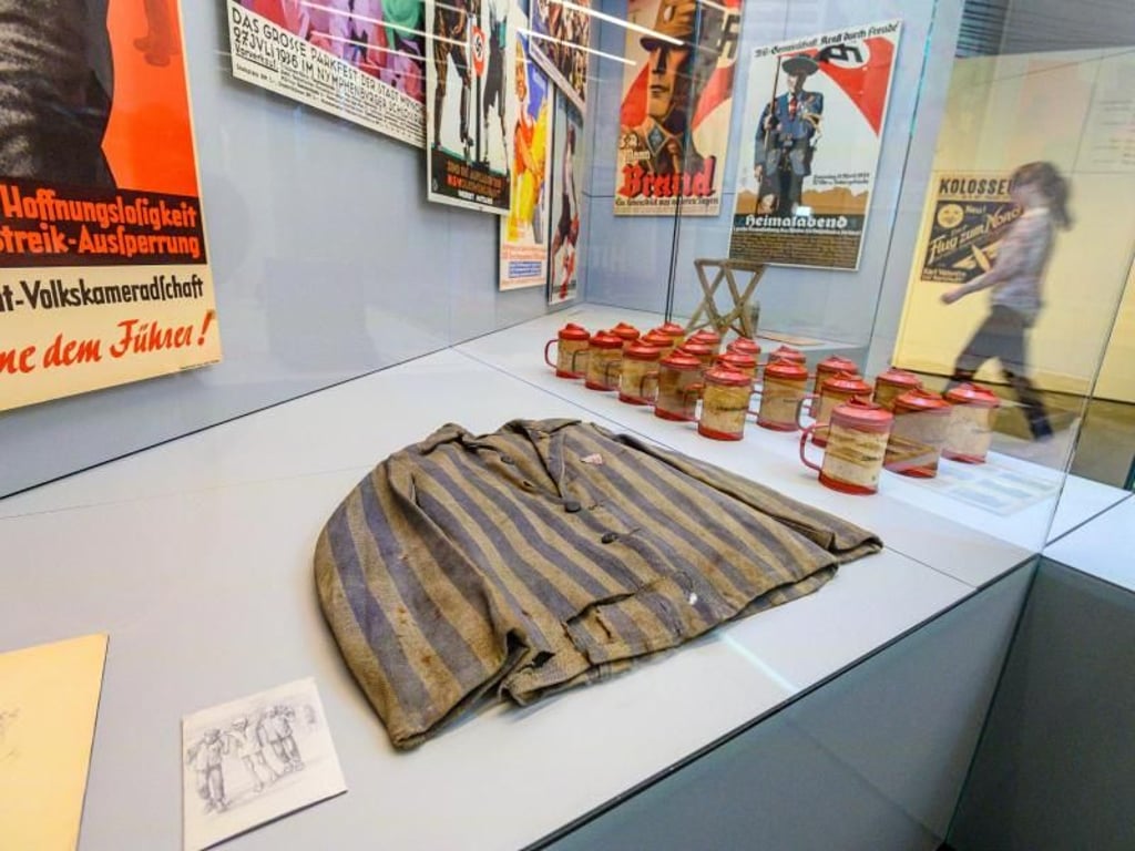 Das Hemd eines Überlebenden des Konzentrationslagers in Dachau. Foto: Armin Weigel