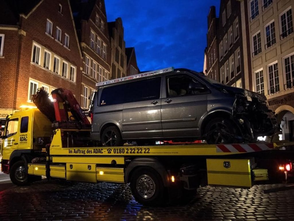 Der Tatwagen wird abgeschleppt. Foto: Marius Becker