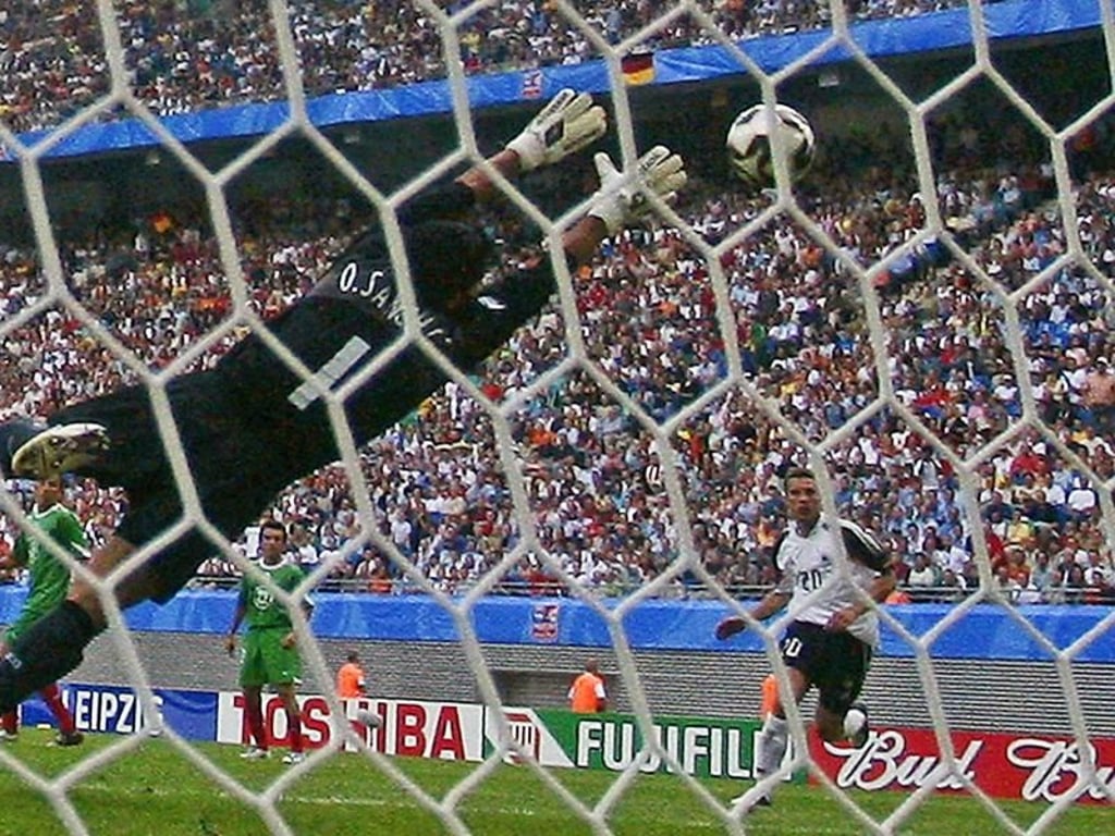 Confederations Cup 2005: Lukas Podolski (r) erzielt die 1:0-Führung gegen Mexikos Torwart Oswaldo Sanchez. Foto: Michael Hanschke