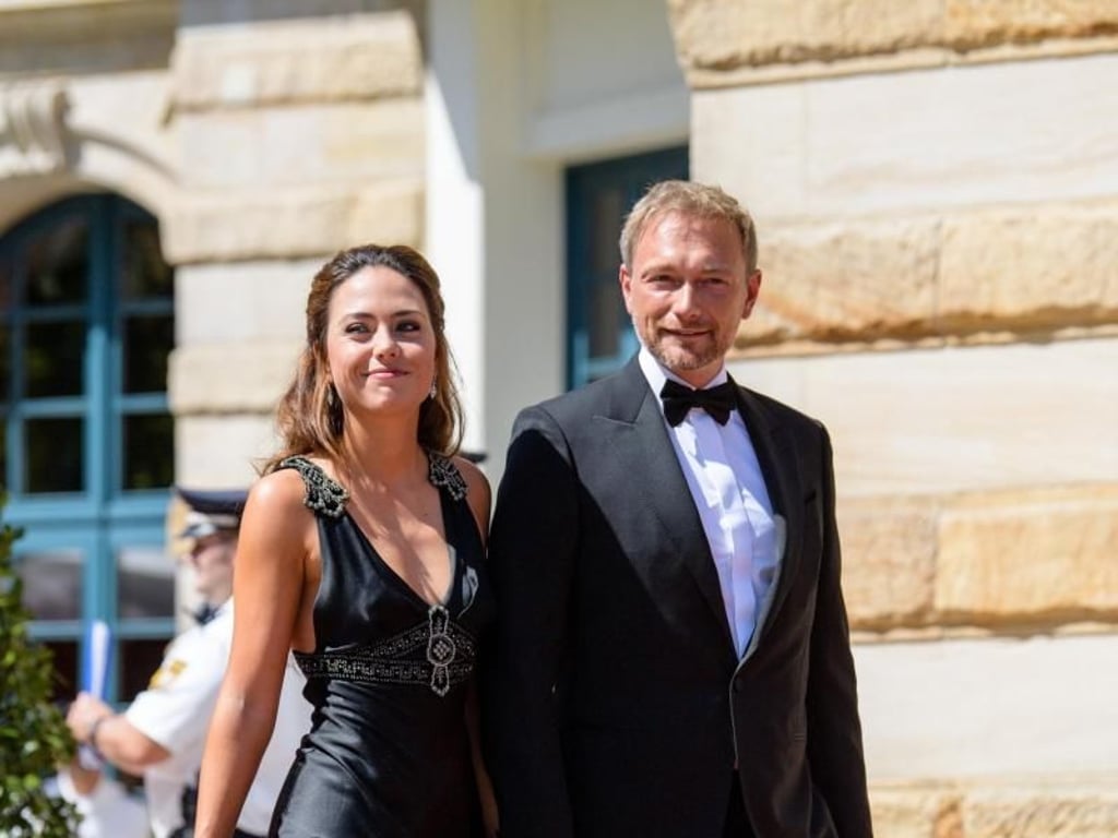 Christian Lindner kam mit seiner Freundin Franca Lehfeldt zur Premiere nach Bayreuth. Foto: Matthias Balk