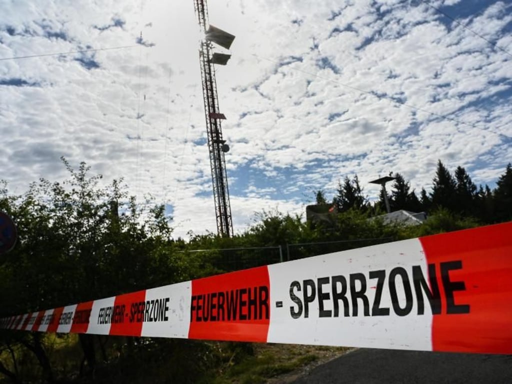Die Polizei hat die Unglücksstelle weiträmig abgesperrt. Foto: Uwe Zucchi