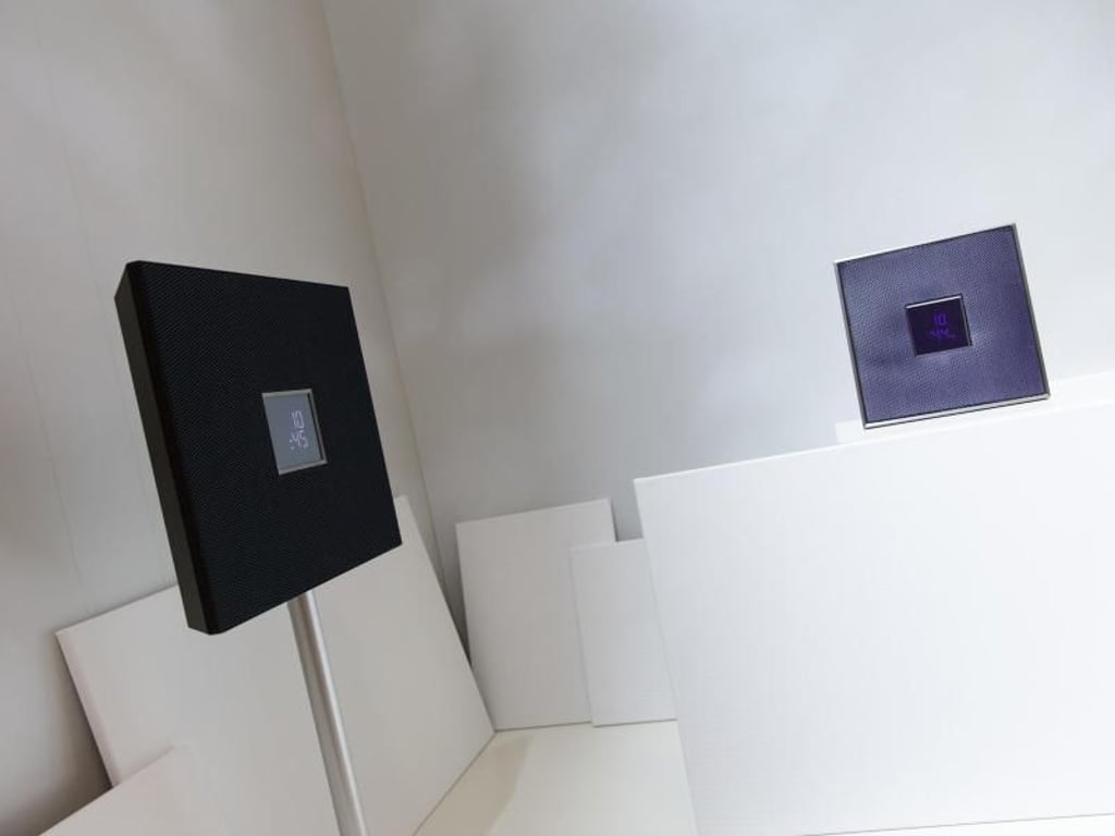 Auch die Hi-Fi-Geräte werden zunehmend drahtlos. Die Musik laden sie über WLAN aus dem Internet und auch untereinander funken die Geräte miteinander - etwa als verbundene Multiroomsysteme. Foto: Florian Schuh/dpa-tmn