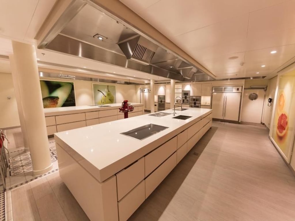 Kochen lernen auf der Kreuzfahrt: Dieses Angebot gibt es in der Kochschule. Foto: Aida Cruises