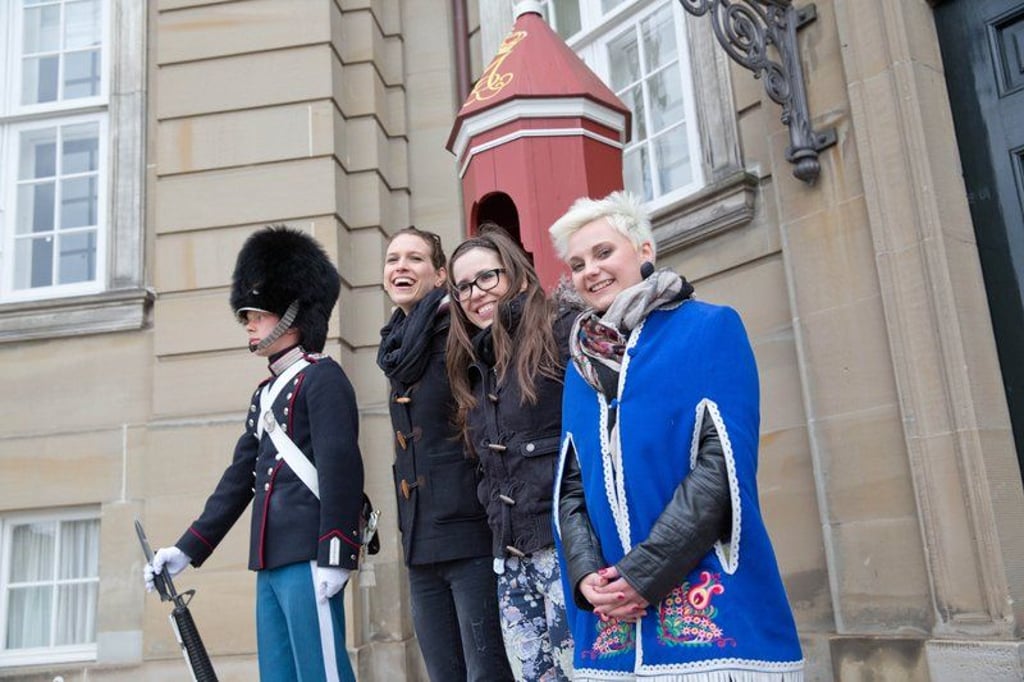 Elaiza representing Germany poses with a royal guard at Amalienborg castle on a citytrip beside the Eurovision Song Contest 2014 in Copenhagen, Denmark, 5 May 2014. The grand final of the 59th Eurovision Song Contest (ESC) takes place on 10 May 2014. Photo: Joerg Carstensen/dpa +++(c) dpa - Bildfunk+++