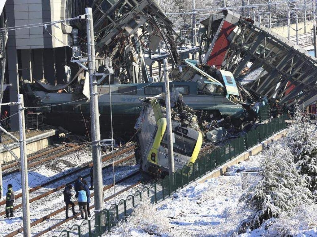 Eine Lokomotive und ein Schnellzug waren auf demselben Gleis unterwegs. Foto: Burhan Ozbilici/APUJ