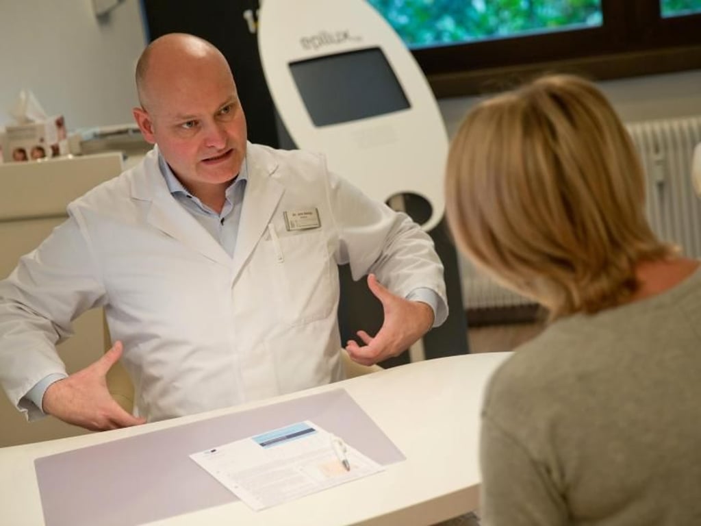 Vor dem ersten Schnitt steht wie hier bei Dr. Jens Baetge, Facharzt für plastisch-ästhetische Chirurgie und Chefarzt an der Nürnberger Klinik für Ästhetisch-Plastische Chirurgie die eingehende Beratung. Foto: Daniel Karmann