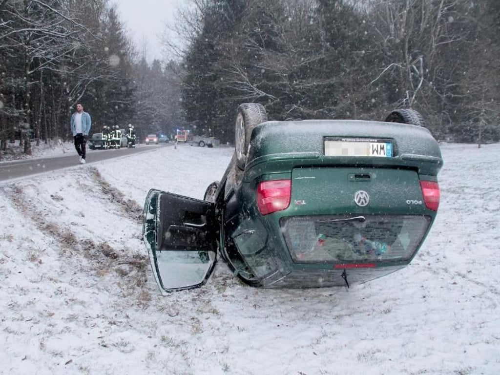 Ein auf schneeglatter Straße verunglücktes Fahrzeug: Durch winterliche Straßenverhältnisse kam es am Frühlingsanfang zu zahlreichen Unfällen in Bayern. Foto: Josef Reisner