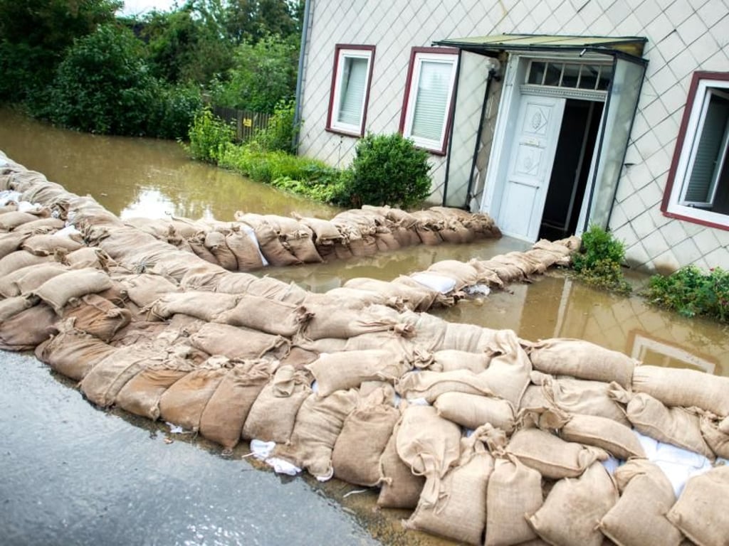 Sandsäcke sind in Heersum vor einem Haus aufgeschichtet. Foto: Hauke-Christian Dittrich