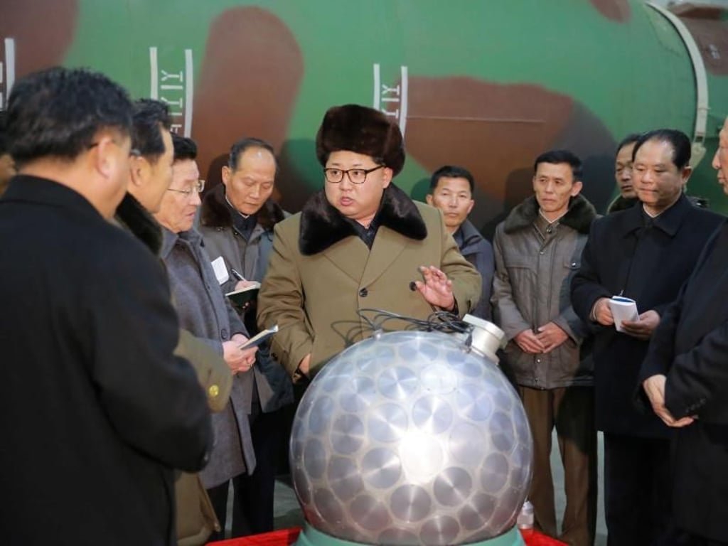 Kim Jong Un (M.) im Gespräch mit Wissenschaftlern, die in der Atomforschung arbeiten. Foto: KCNA