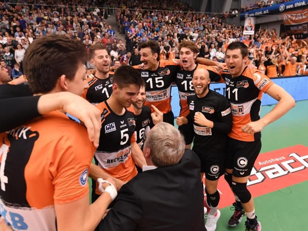 Die Spieler der Berlin Volleys jubeln über ihren Sieg und den vierten Meistertitel in Folge. Foto: Felix Kästle