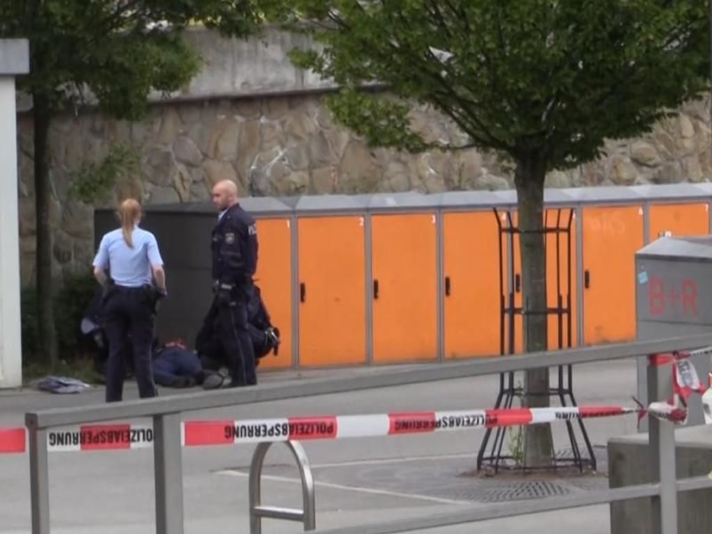 Polizisten am Stadtbahnhof in Iserlohn neben dem am Boden liegenden Tatverdächtigen. Foto: Frank Bauermann/TNN