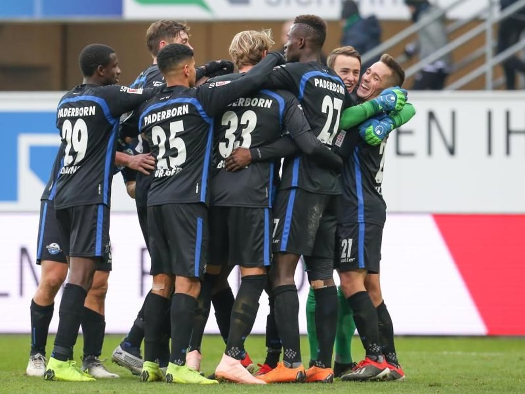 Philipp Klement (r) feiert sein Tor zum 3:0 mit Jamilu Collins (l-r), Mohamed Dräger, Lukas Boeder, Babacar Gueye. Foto: F. Gentsch
