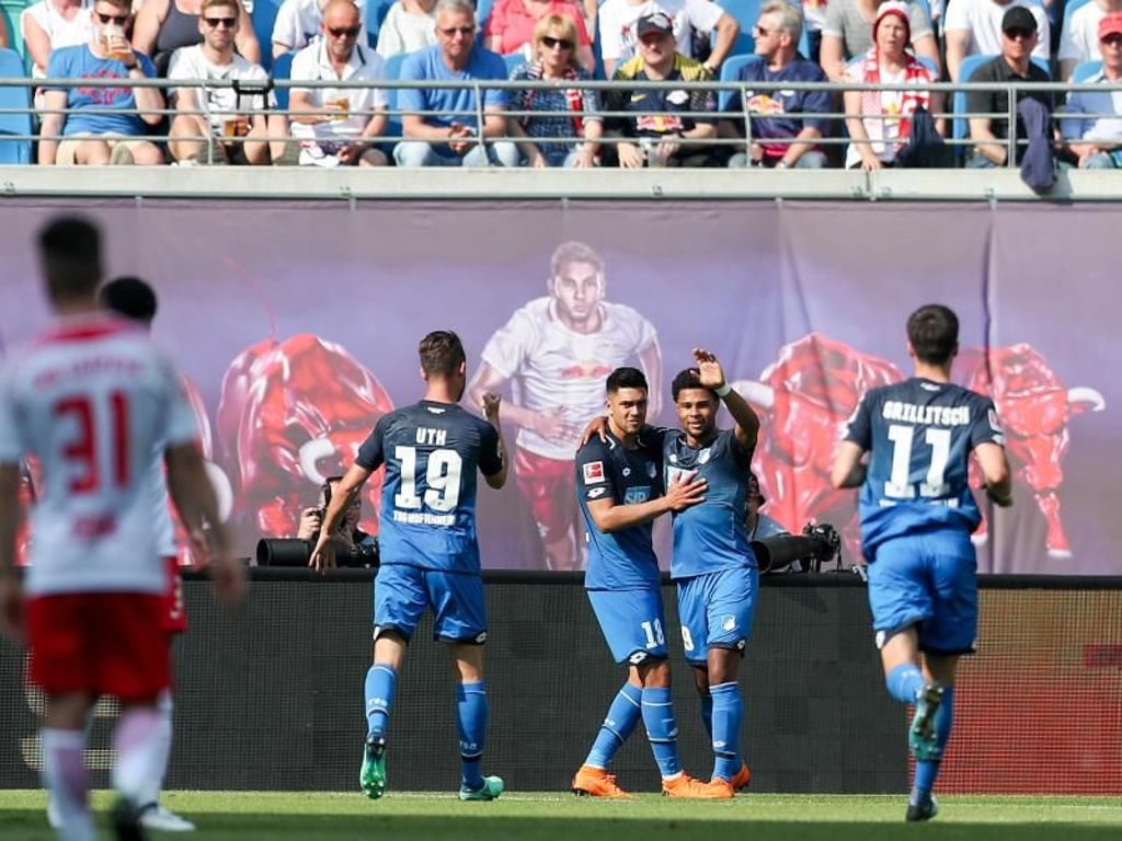 Die Hoffenheim-Profis feiern ihren 5:2-Kantersieg bei RB Leipzig. Foto: Jan Woitas