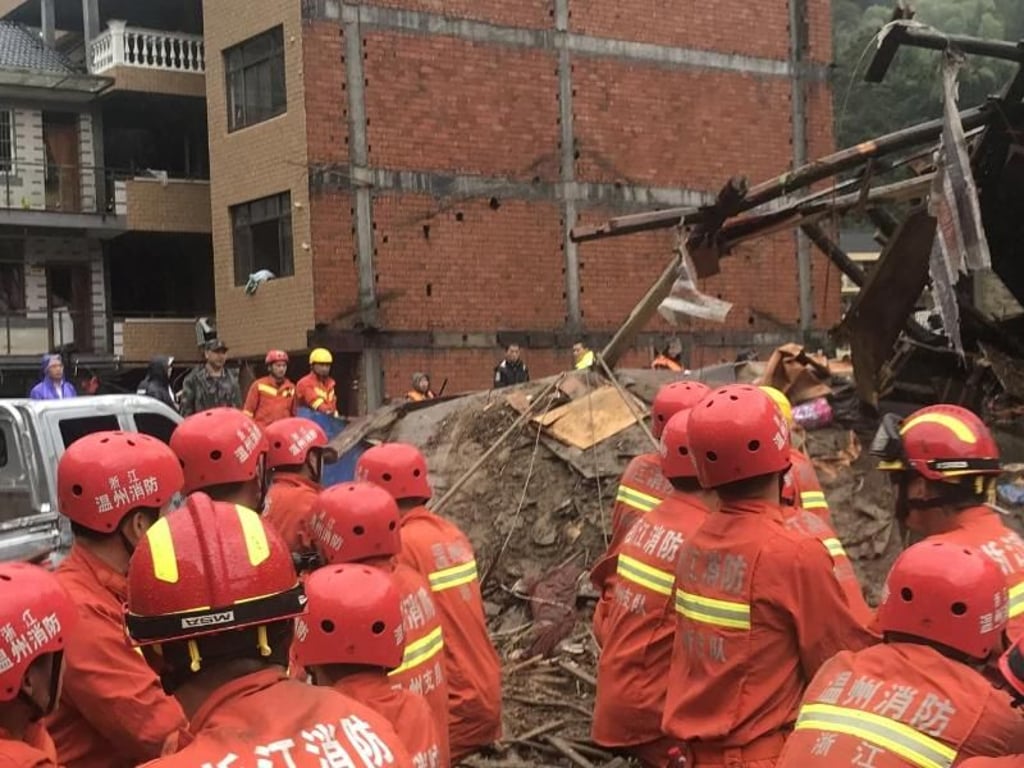 Einsatzkräfte an einem eingestürzten Haus in Wenzhou. Foto: XinHua