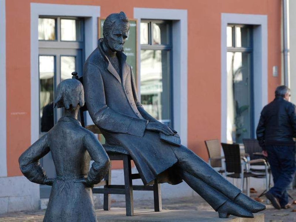 Das Nietzsche- Denkmal des Bildhauers Apel in Naumburg (Sachsen-Anhalt). Foto: S. Willnow/Archiv
