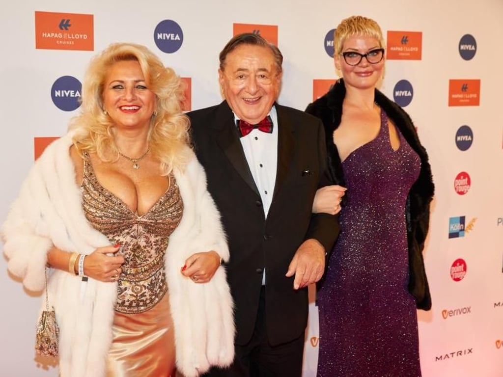 Richard Lugner kommt mit Sonja Schönanger (l) und Anastasia Müller zur Party. Foto: Georg Wendt