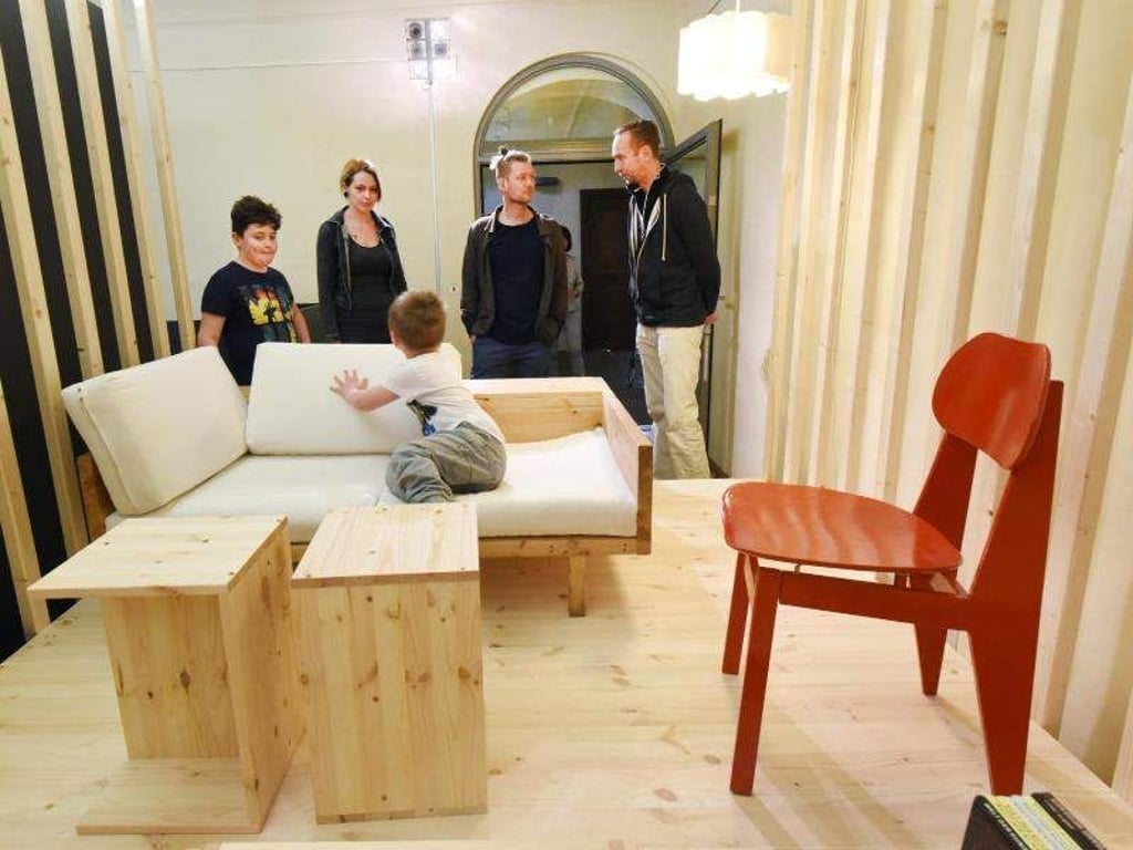 Besucher in der Ausstellung «Hartz IV Möbel & 62 cm Home» im Cranach-Haus. Foto: Waltraud Grubitzsch