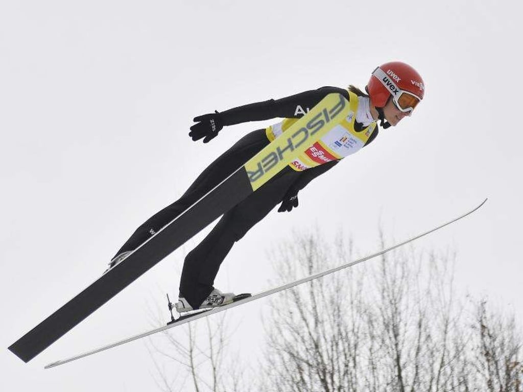 Katharina Althaus springt im rumänischen Rasnov. Foto: Alex Nicodim/AP