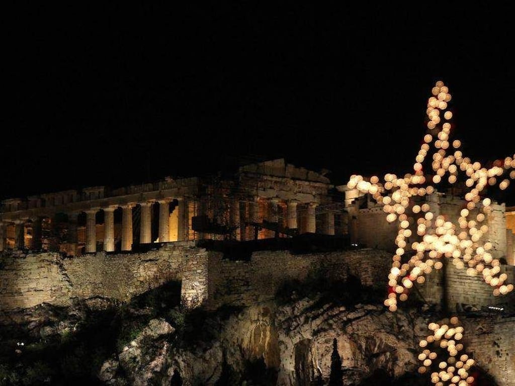 Ein kleines Boot als Weihnachtsschmuck - eine griechische Tradition. Foto: Orestis Panagiotou