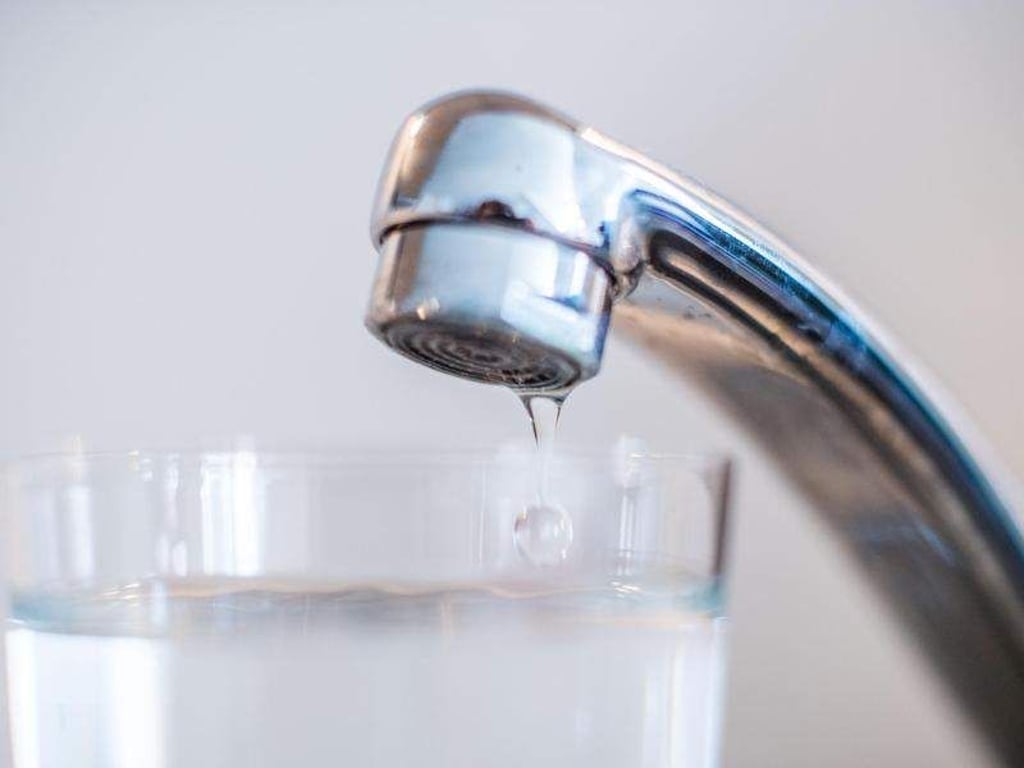 Wasser läuft aus einem Hahn. Die Trinkwasserversorgung aus&nbsp;Sachsen-Anhalts Talsperren ist trotz Trockenheit sicher. Foto:&nbsp;Lino Mirgeler/Archiv